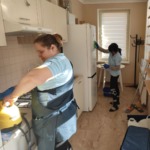 Співробітниці клінінгової компанії Юнона роблять генеральне прибирання кухні: глибоке очищення плити пароочисником Karcher та миття холодильника.