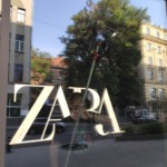 Професійне миття вітрин та вікон магазину ZARA за допомогою телескопічної штанги спеціалістами компанії Юнона у Харкові.